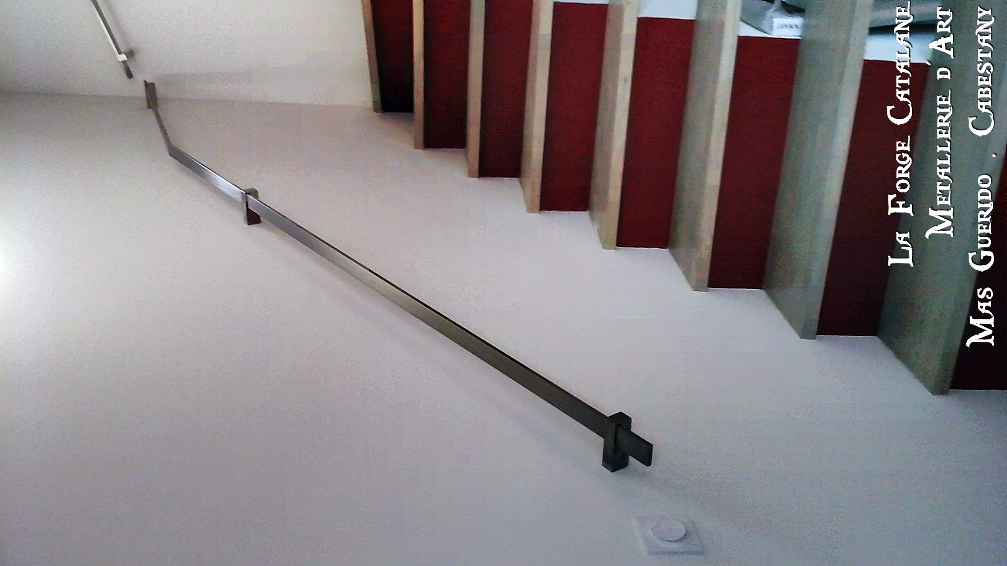 main courante moderne fer et cavalier decoupe laser fer forge catalane.jpg